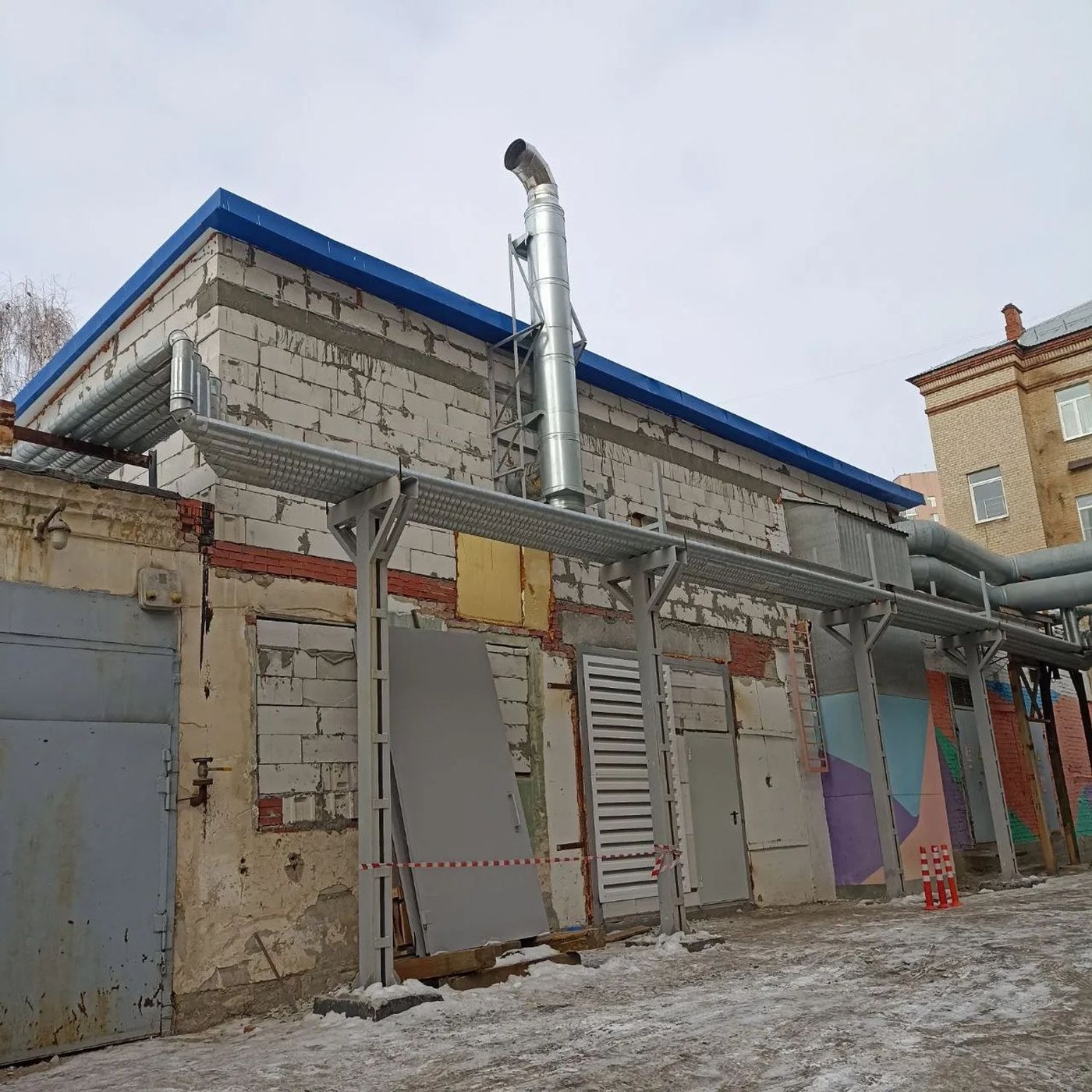 Дымоход на производственном фасаде